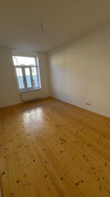 sehr moderne, helle 2-Raum Wohnung mit Dielen- und Parkettboden