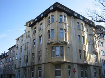 Schöne 4 Zimmer  Altbauwohnung mit  Balkon