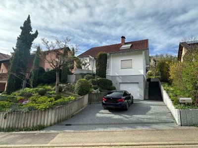 Absolut ruhig gelegenes 5 – Zimmer Einfamilienhaus mit großen Garten und Blick auf den Blauen