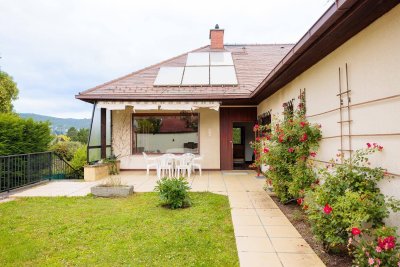 Großzügige Familienresidenz: Weitläufiger Garten und Panoramablick