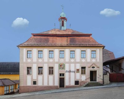 Erstbezug nach Kernsanierung: Herrschaftliche, helle 2 Zimmerwohnung im historischen Ambiente