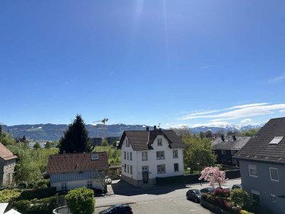 3 Zimmer Dachgeschoss-Wohnung 
ruhige und zentrale Lage in Lindau 
mit Süd-West-Balkon!