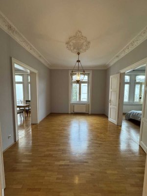 Klassische  4 Zimmer-Altbauwohnung / 2 Balkone /  Aufzug/  TG-Stellplatz