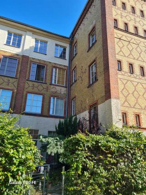 2 Zimmerwohnung mit Südgarten. Loft Charakter,. Anlage für Küche. Altbau direkt an der Spree.