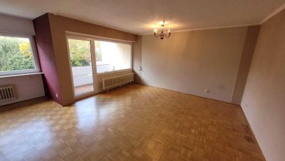 3-Zimmer Wohnung mit Tageslichtbad, Stellplatz und Balkon in zentraler Lage