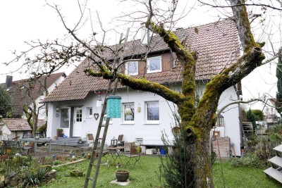 Charmantes, freistehendes Einfamilienhaus mit großem Garten und zwei Garagen