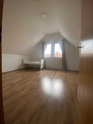 Attraktive 2-Zimmer-DG-Wohnung mit Balkon und Küche in Salach