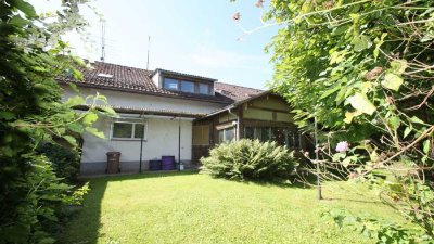 Vilshofen: Älteres Einfamilienhaus mit Garage, Werkstatt und Doppel- Carport