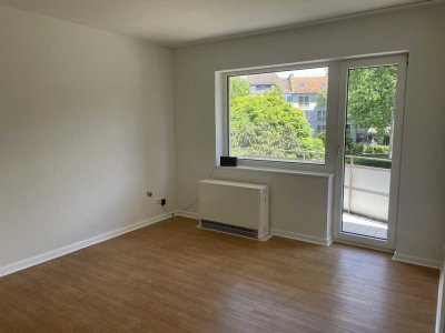 Sanierte Wohnung mit zwei Zimmern und Balkon in Düsseldorf