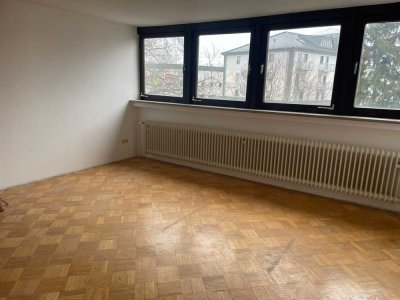 Neu renovierte DG Wohnung - Nähe Bahnhof- mit großem Garten zur Mitbenutzung