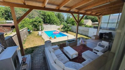 4-Zimmer-Wohnung mit eigenem Pool, Terrasse und 300m2 Garten