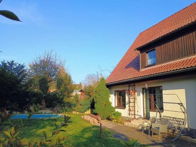 Zwickau - Weißenborn  1.018 m² Grundstücksgröße / ca. 165 m² Wohnfläche / Pool und geräumige Garage!