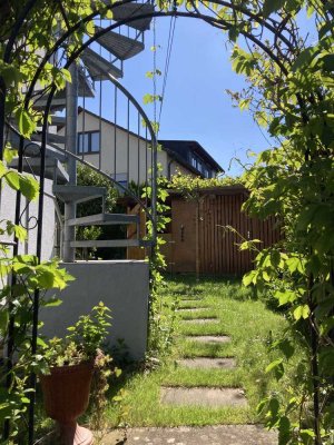 Reserviert. Schönes geräumiges Haus. Viele Zimmer. Solide gebaut. Gute Lage.