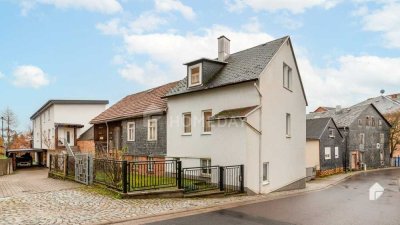 Charakteristisches Einfamilienhaus mit Nebengelass und Garten in familienfreundlicher Lage