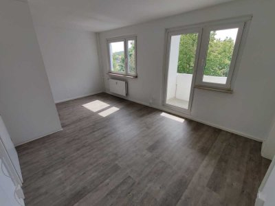 Große 7-Raumwohnung + 2 Bäder + Balkon + Einbauküche!