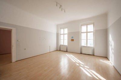 ++Herbststraße++ Sanierungsbedürftige 2-Zimmer Altbau-Wohnung, viel Potenzial!