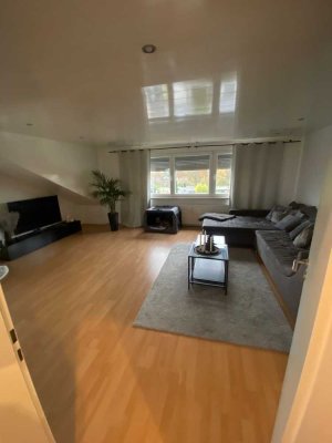 helle 2-Zimmer-Dachgeschosswohnung mit gehobener Innenausstattung mit Balkon in Moers von privat