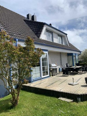 Klein-Waabs-Ostsee: 2-Familienhaus als 2 Generationenhaus mit Vollkeller und Doppelcarport.