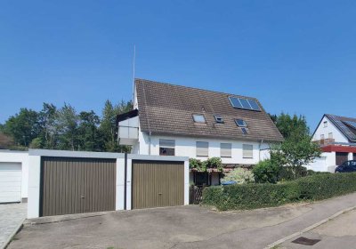 Charmante Souterrain-Wohnung mit großem Garten und zwei Garagen