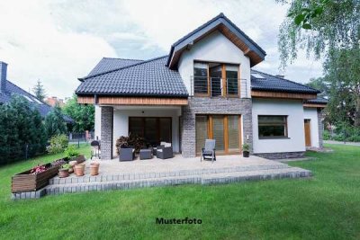 Freistehendes Einfamilienhaus mit Garage und Carport