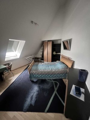 Möbelierte 1-Zimmer-Dachgeschosswohnung mit perfekter Anbindung