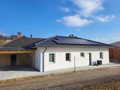 SV geprüfter exquisiter Neubau Bungalow Erstbezug mit Photovoltaikanlage &amp; Doppelcarport - Mühlweg / Ampflwang am Hausruck