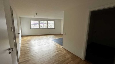 Zentrale neuwertige 2 Zimmer Wohnung mit Balkon und Ausblick ins Grüne