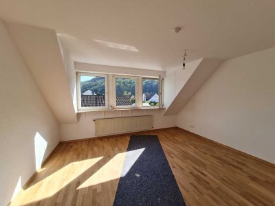 ***Frisch renovierte Dachgeschosswohnung mit neuer Einbauküche in Andernach - Namedy***