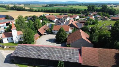 Großzügiger Vierseithof mit historischem Bauernhaus