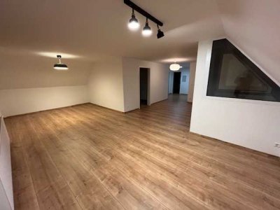 Exklusive, neuwertige 2-Zimmer-Dachgeschosswohnung mit geh. Innenausstattung mit Balkon und EBK