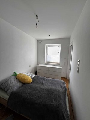 Neuwertige Wohnung mit zwei Zimmern sowie Balkon und Einbauküche in Münchsmünster