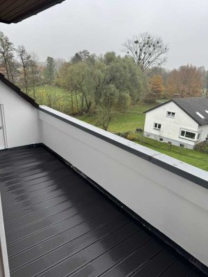 Frisch renovierte/sanierte 2-Zimmer-DG-Wohnung mit überdachten Balkon und Garage