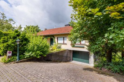 PREISSENKUNG  *überraschend geräumiger Bungalow mit Keller und integrierte Garage*