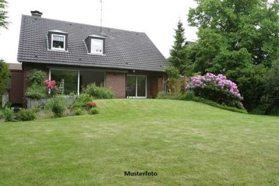 Freistehendes Einfamilienhaus mit Garage und Carport