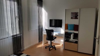 Möbliertes WG-Zimmer in einer großzügigen 5- Zimmer-Wohnung