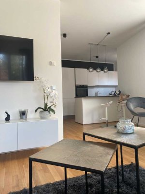 Neuwertige Wohnung mit zwei Zimmern sowie Balkon und EBK in Hamburg