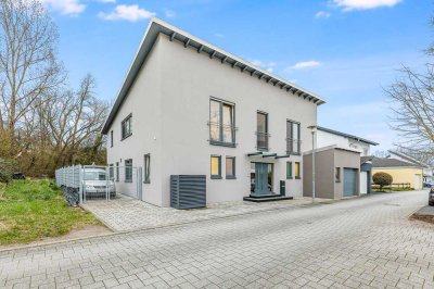 Neuwertiges Zweifamilienhaus mit 700€ mtl. durch PV Anlage und tollem Garten am Feldrand.