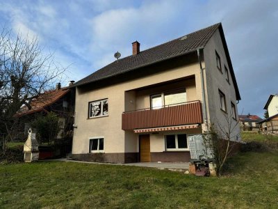 Freistehendes Zweifamilienhaus mit großem Grundstück und Ausbaupotenzial in Schönbrunn