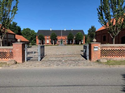 Außergewöhnlicher Dreiseitenhof in der Mecklenburger Seenplatte