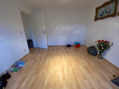 Frisch renovierte 2 Zimmer Wohnung in guter Lage