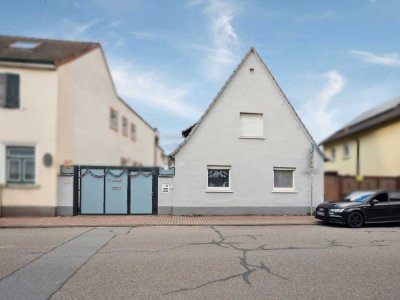 Zwei Häuser auf einem großen Grundstück in Hockenheim