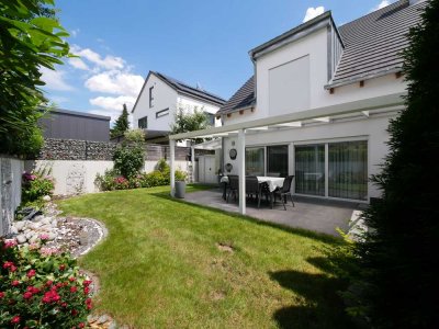 Energiesparhaus der KfW-70-Klasse, mit Wohnkeller, Carport und Stellplatz zu verkaufen.