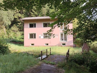 Wohnen am Waldrand mit eigenem Bächlein - Natur pur