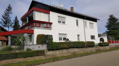 Kernsaniertes Einfamilienhaus mit großem Nebengebäude