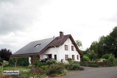 Freistehendes Einfamilienhaus, Carport und Garage