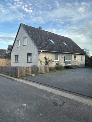 Großes, freistehendes Einfamilienhaus mit Einliegerwohnung, Keller und Garten in Langenhagen