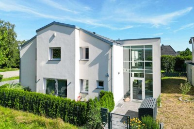 Exklusives Zweifamilienhaus mit Erweiterungspotenzial: Moderne Eleganz und zentrale Lage in Teltow!