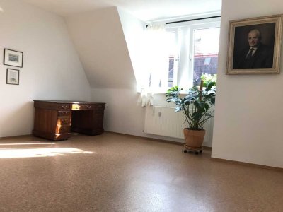 Stilvolle 3-Zimmer-Wohnung mit EBK / zentrale Lage / auch 2-er WG denkbar  / 5. OG