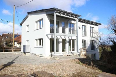 Sonnige und hochwertige Neubauwohnung im Erdgeschoss mit Terrasse und Einbauküche in Neustetten