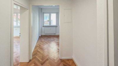 Renovierte 2,5-Zimmer-Wohnung mit Balkon, Keller und hochwertigem Fischgrätenparkett